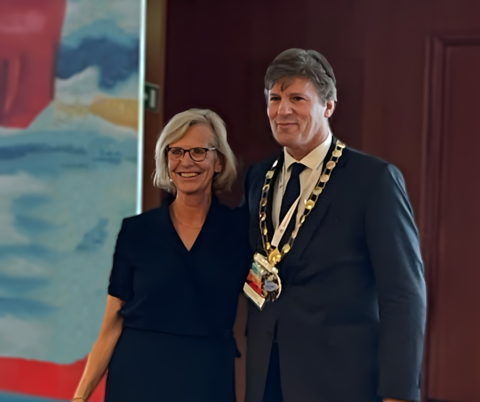 Dion Paridaens, President ESOPRS, samen met Eva Dafgard-Kopp, Past-president tijdens de 41st Annual Meeting van ESOPRS in Napels op 16 september 2023